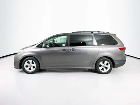 More photos of 2019 Toyota Sienna LE at Unicars Honda, CA