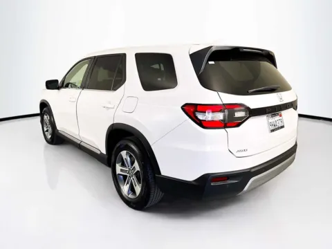 More photos of 2023 Honda Pilot EX-L 8 Passenger at Unicars Honda, CA