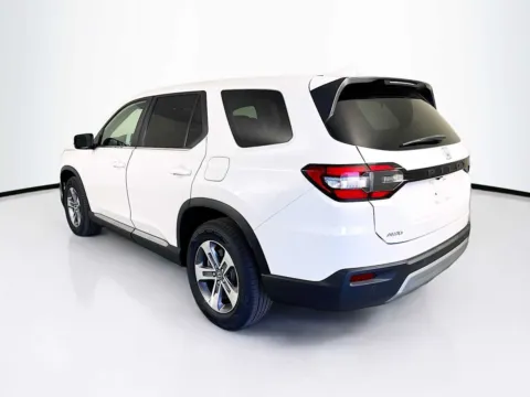 More photos of 2024 Honda Pilot EX-L 8 Passenger at Unicars Honda, CA