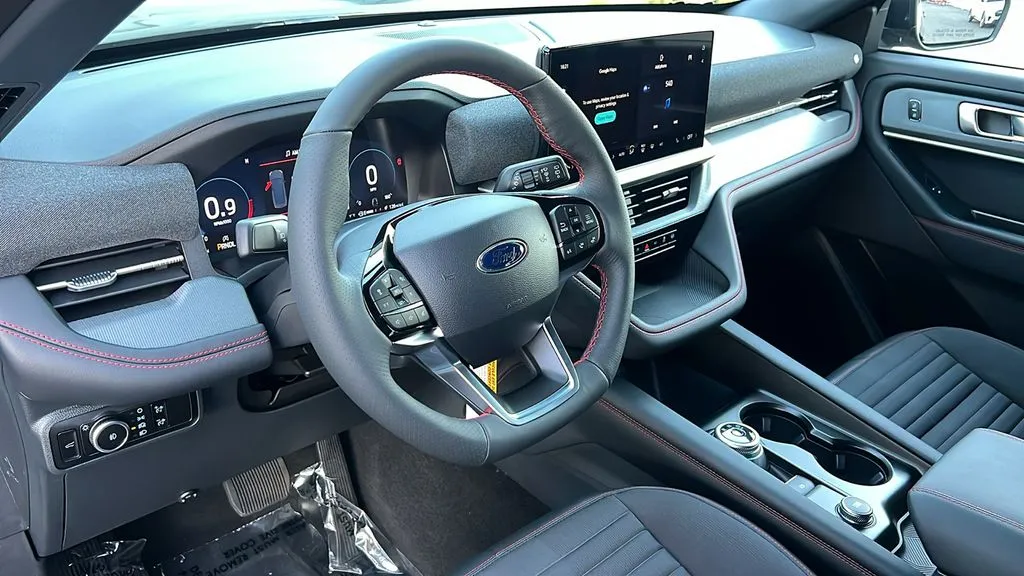 Ford Explorer photo 8