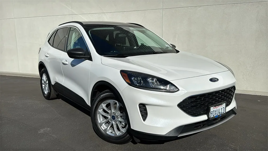 White 2022 Ford Escape SE Hybrid for sale in Indio, CA