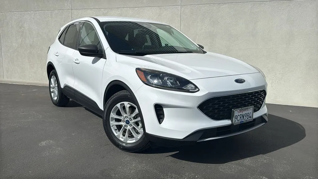 White 2022 Ford Escape Hybrid SE for sale in Indio, CA