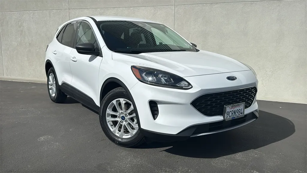 White 2022 Ford Escape Hybrid SE for sale in Indio, CA