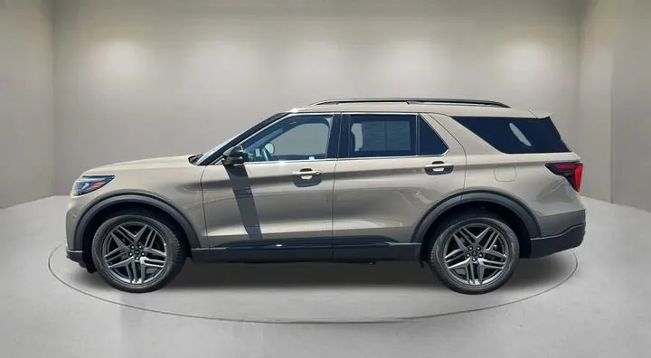 Ford Explorer photo 3
