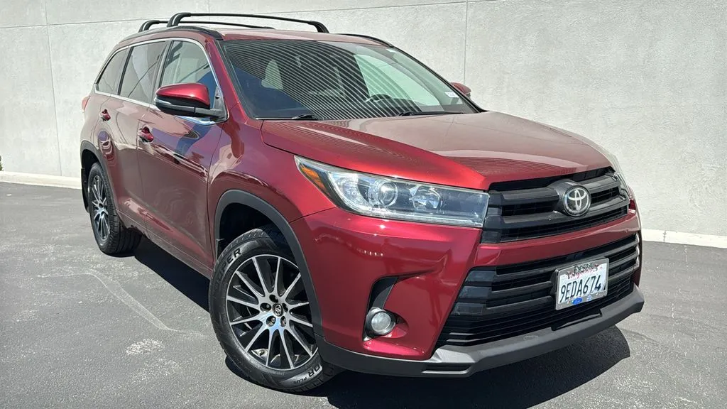 Red 2017 Toyota Highlander XLE for sale in Indio, CA