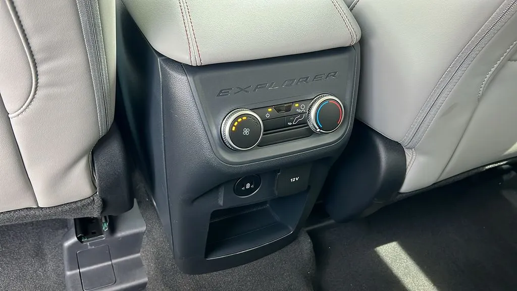 Ford Explorer photo 10