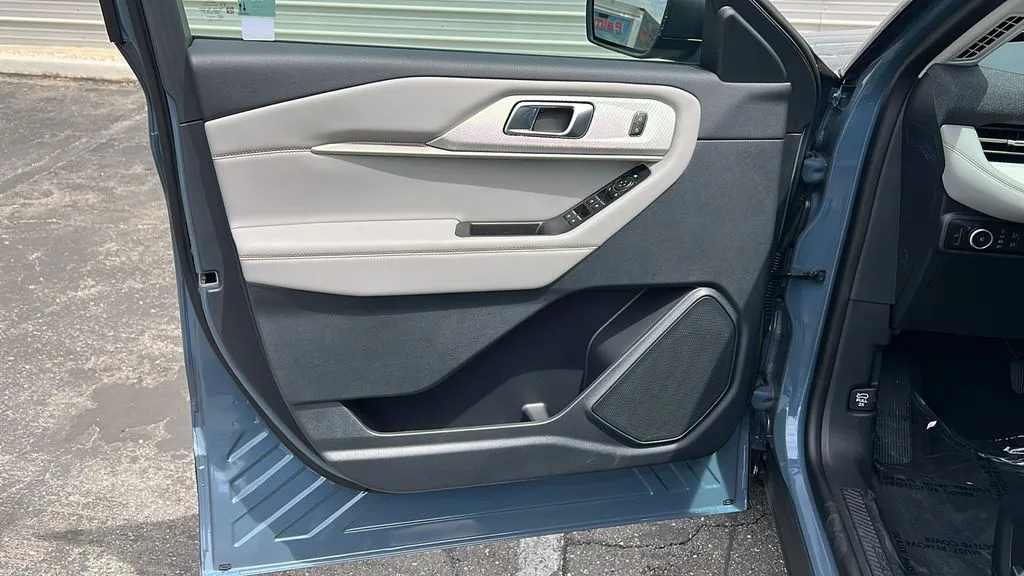 Ford Explorer photo 14