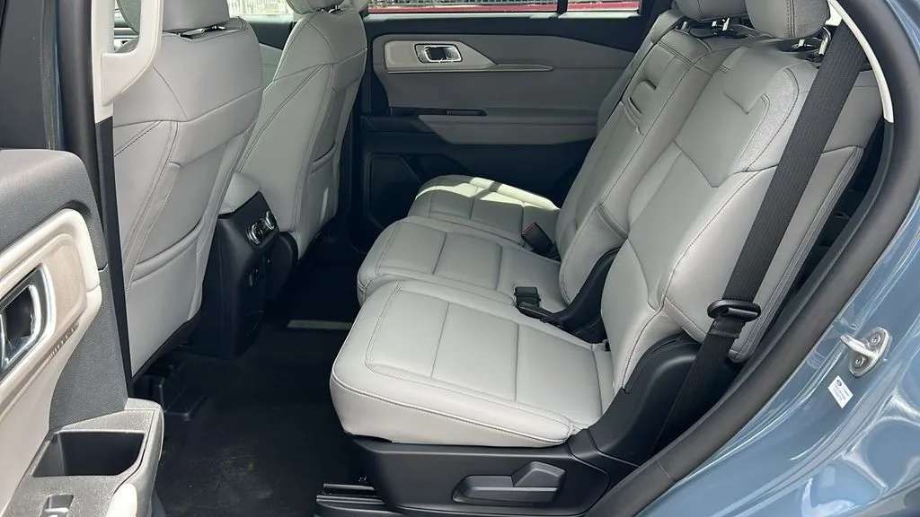 Ford Explorer photo 11