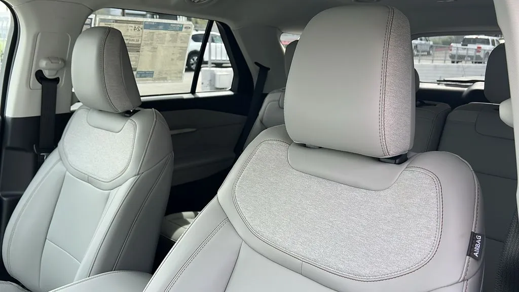 Ford Explorer photo 16