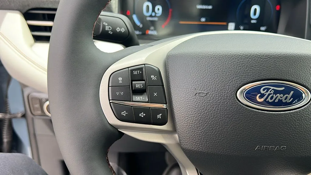 Ford Explorer photo 22