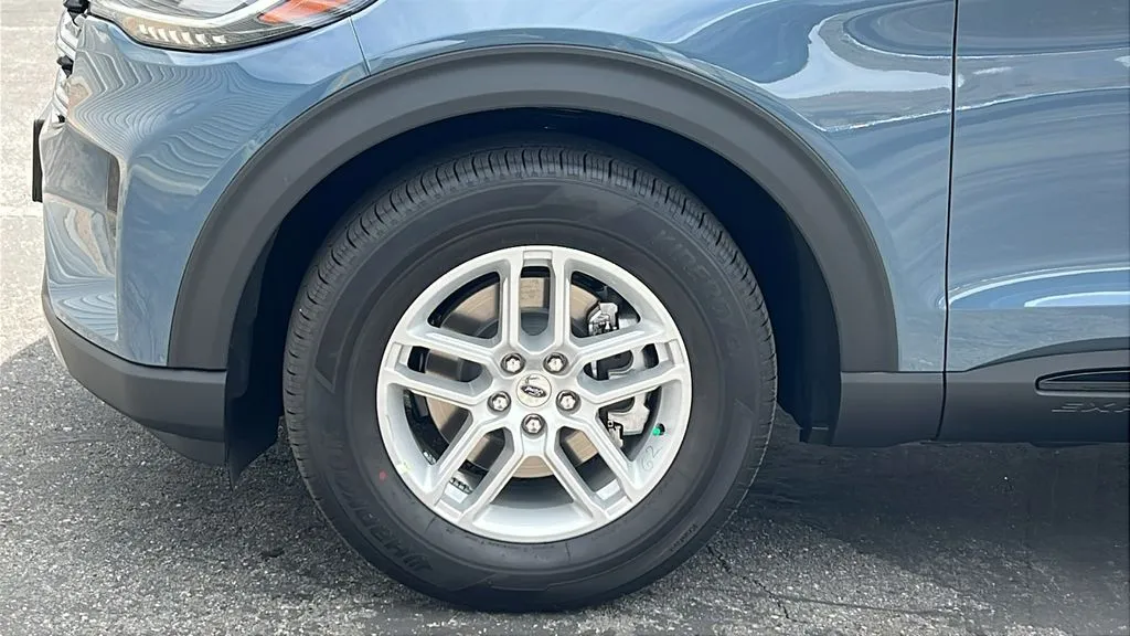 Ford Explorer photo 8