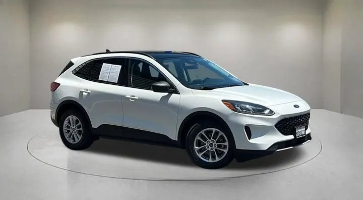 White 2022 Ford Escape Hybrid SE for sale in Indio, CA