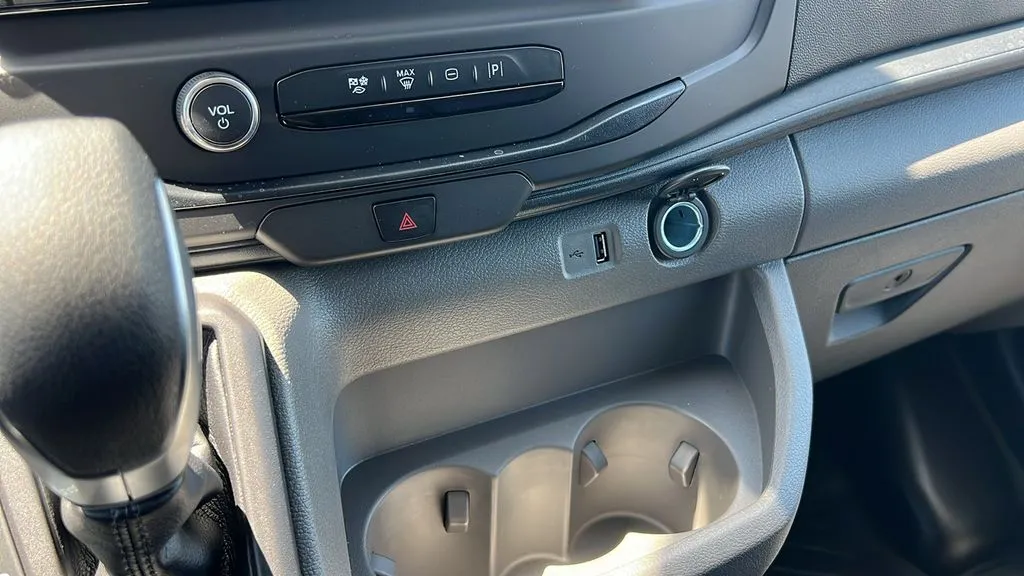 Ford Transit-150 photo 18