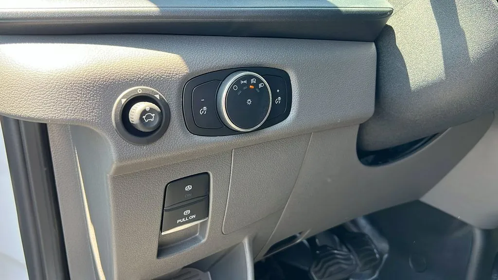 Ford Transit-150 photo 12