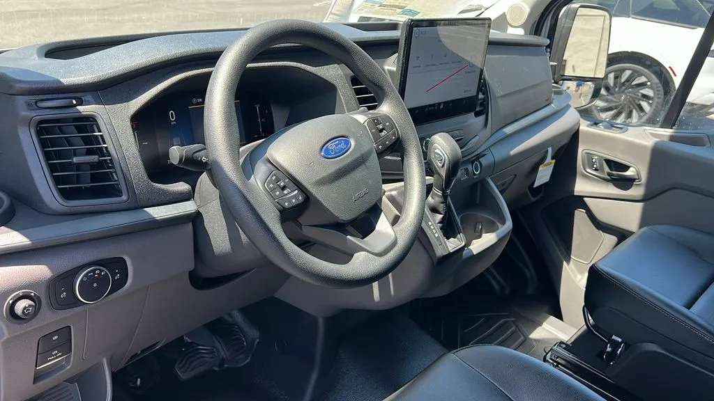 Ford Transit-150 photo 13