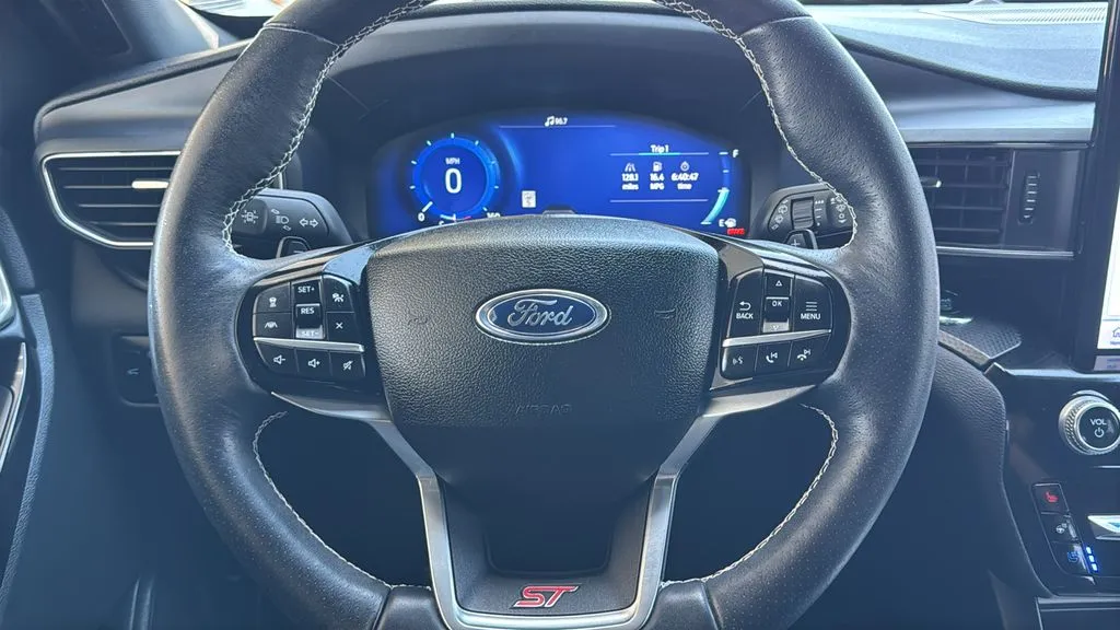 Ford Explorer photo 10