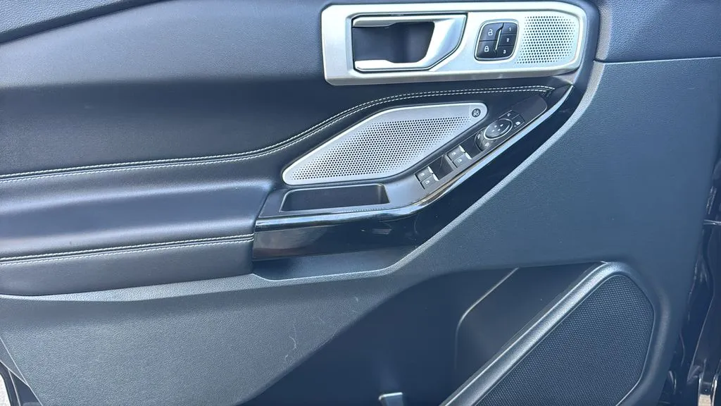 Ford Explorer photo 18