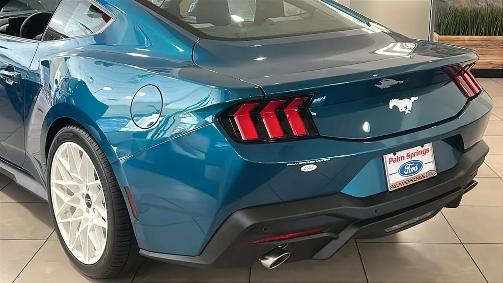 Ford Mustang photo 7
