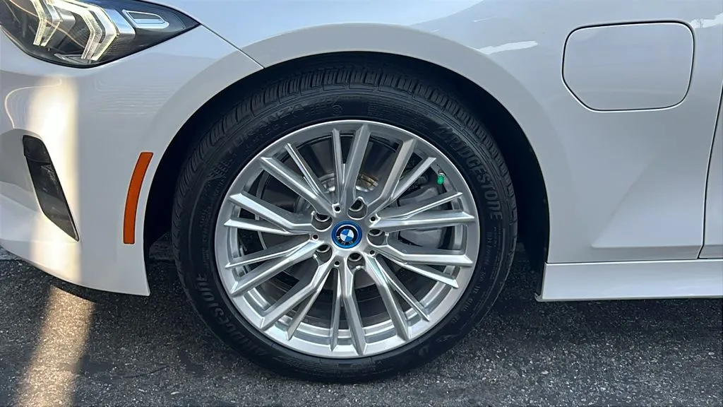 BMW 3 Series photo 8