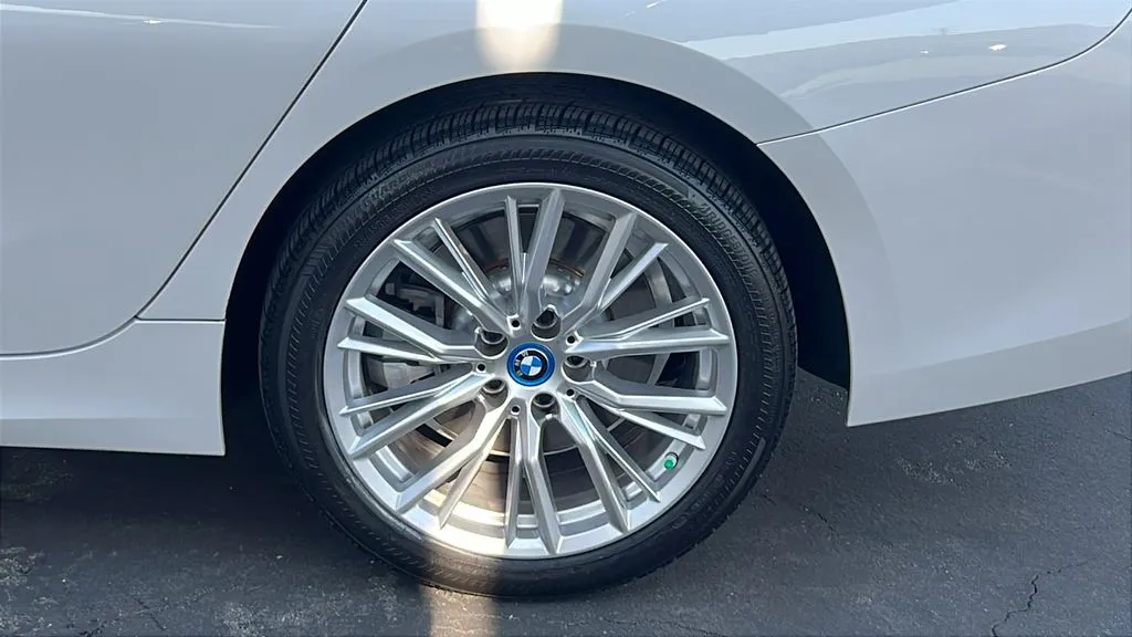 BMW 3 Series photo 7