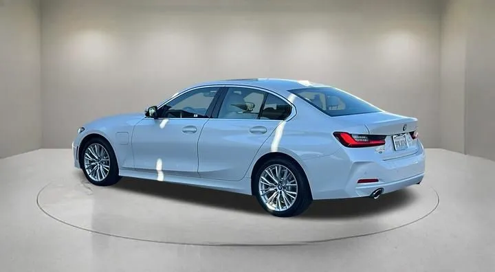 BMW 3 Series photo 4