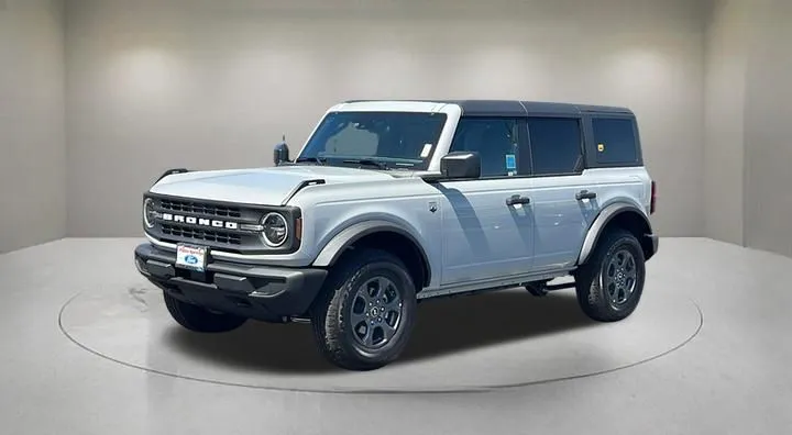 Ford Bronco photo 2