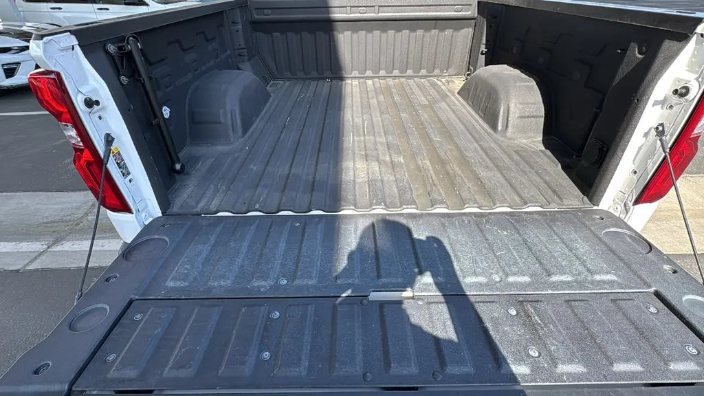 Chevrolet Silverado photo 25