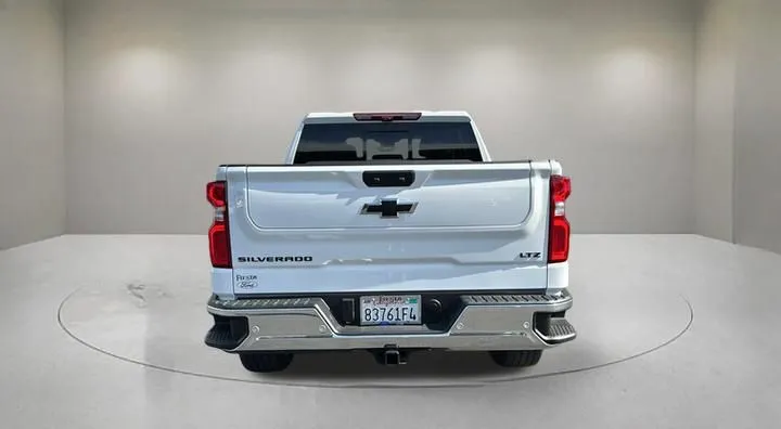 Chevrolet Silverado photo 3