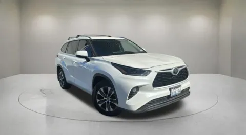 White 2021 Toyota Highlander XLE for sale in Indio, CA