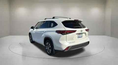 More photos of 2021 Toyota Highlander XLE at Fiesta Ford, Inc., CA