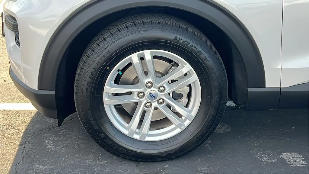 Ford Explorer photo 8