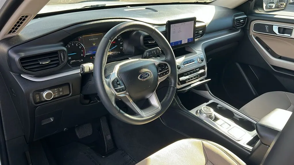 Ford Explorer photo 12