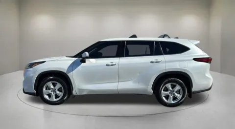 More photos of 2022 Toyota Highlander LE at Fiesta Ford, Inc., CA