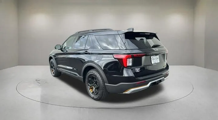 Ford Explorer photo 2