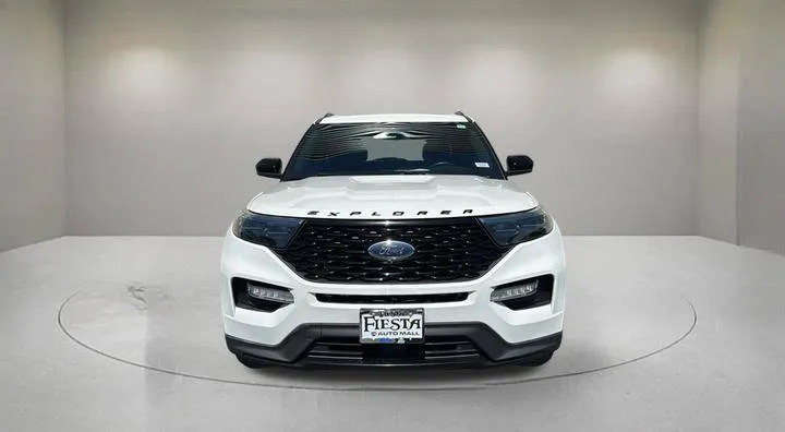 Ford Explorer photo 2