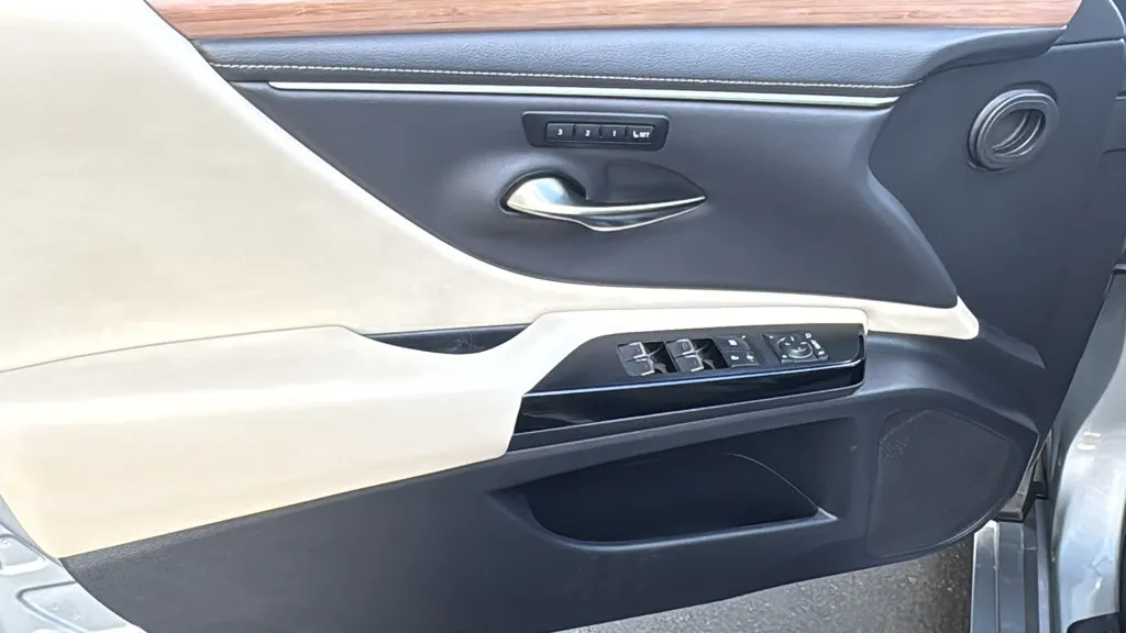 Lexus ES photo 18