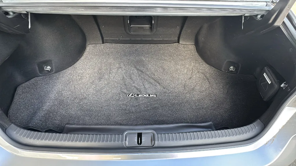 Lexus ES photo 24