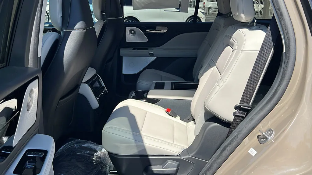 Lincoln Aviator photo 12