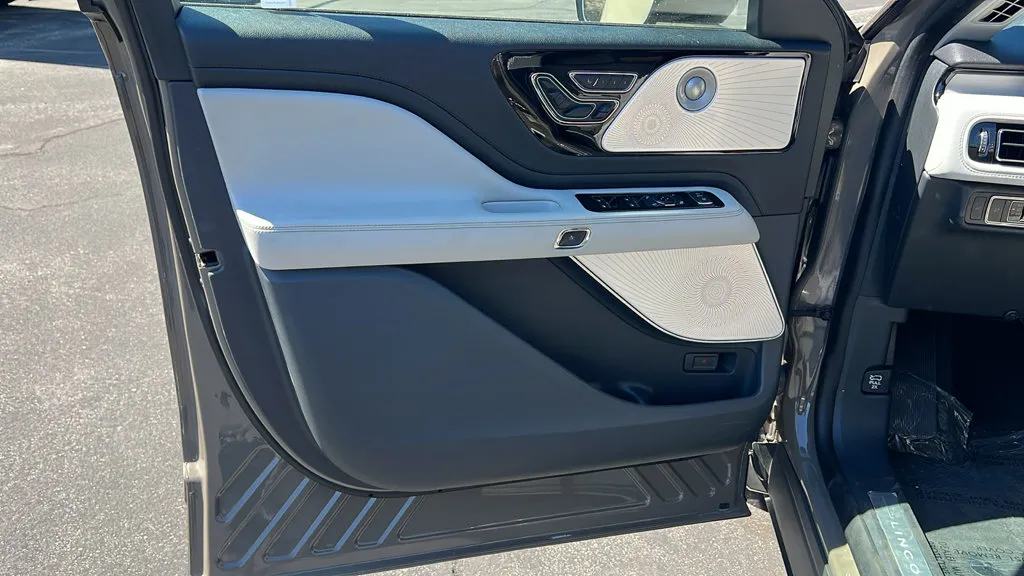 Lincoln Aviator photo 16