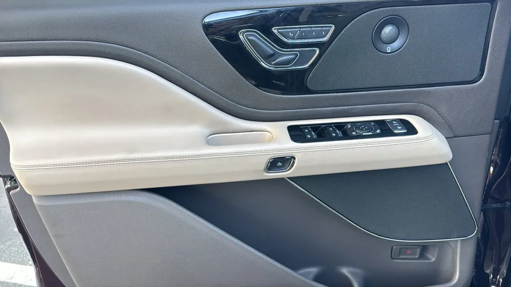 Lincoln Aviator photo 19