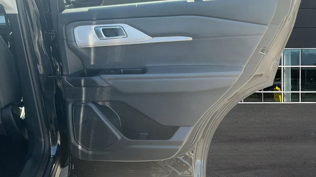 Ford Explorer photo 16
