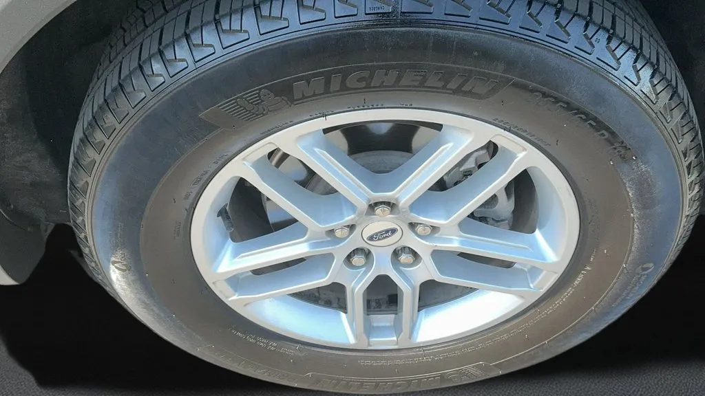 Ford Explorer photo 9