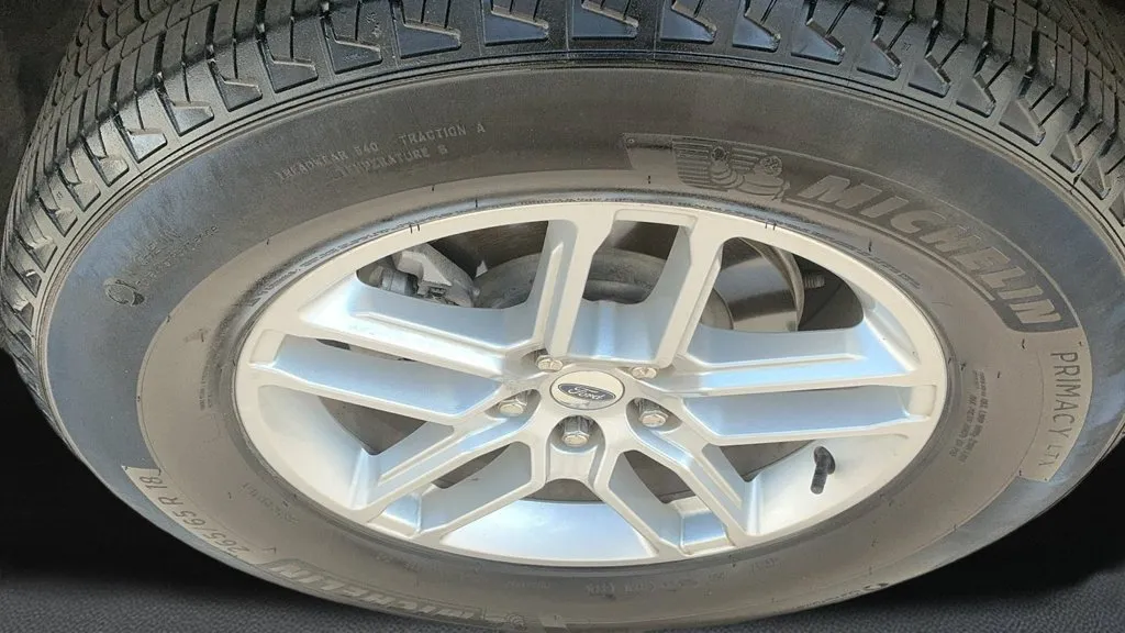 Ford Explorer photo 8