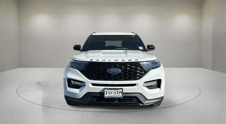 Ford Explorer photo 2