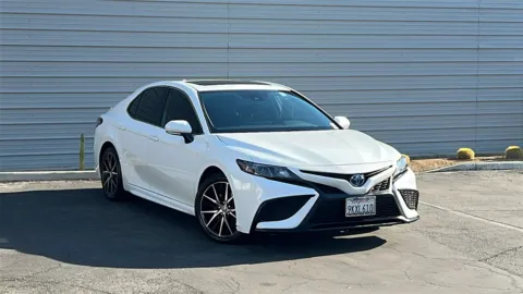 White 2024 Toyota Camry Hybrid SE for sale in Indio, CA