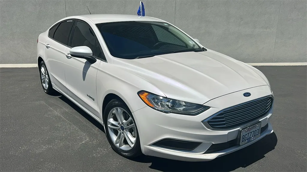White 2018 Ford Fusion Hybrid SE for sale in Indio, CA