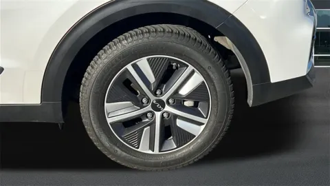 More photos of 2022 Kia Niro LXS at Fiesta Kia, CA