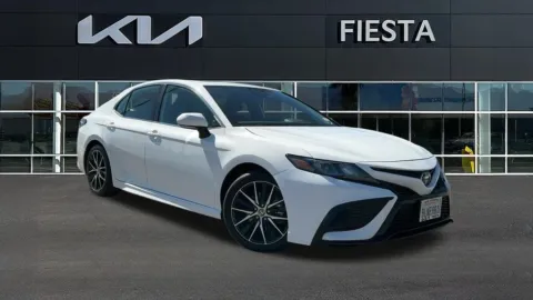 White 2024 Toyota Camry Hybrid SE for sale in Indio, CA