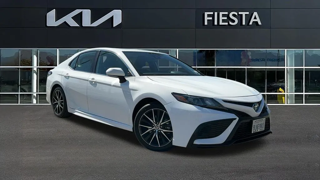 White 2024 Toyota Camry Hybrid SE for sale in Indio, CA