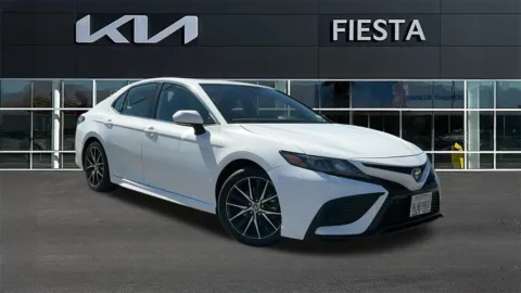 White 2024 Toyota Camry Hybrid SE for sale in Indio, CA